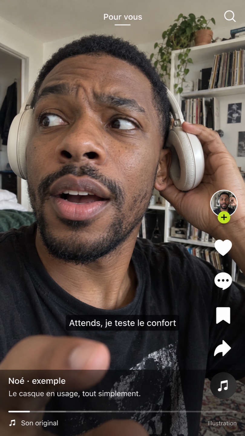 Noé teste un casque dans une capture de vidéo sociale illustrative