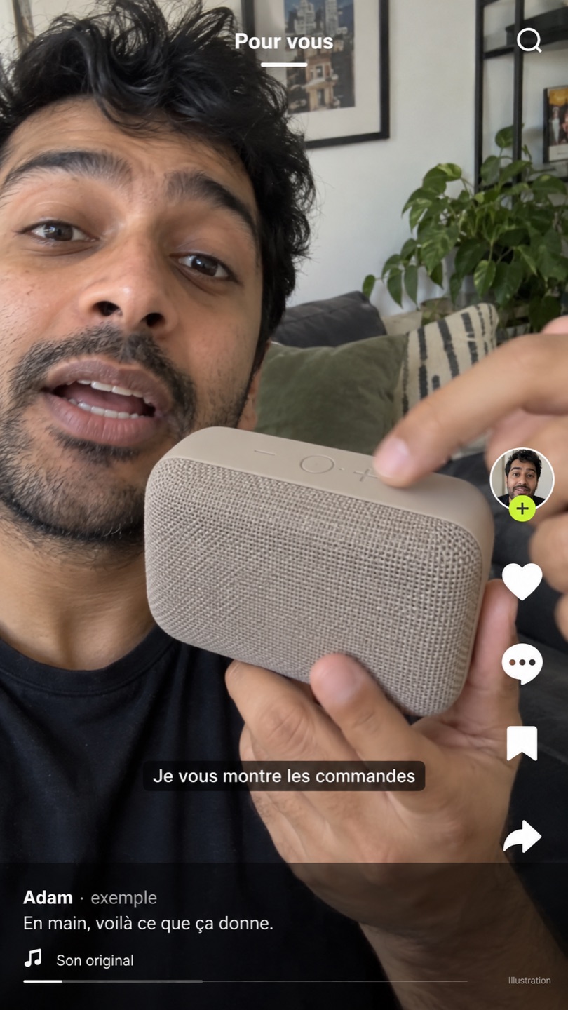 Adam montre l’enceinte sable dans une capture sociale illustrative
