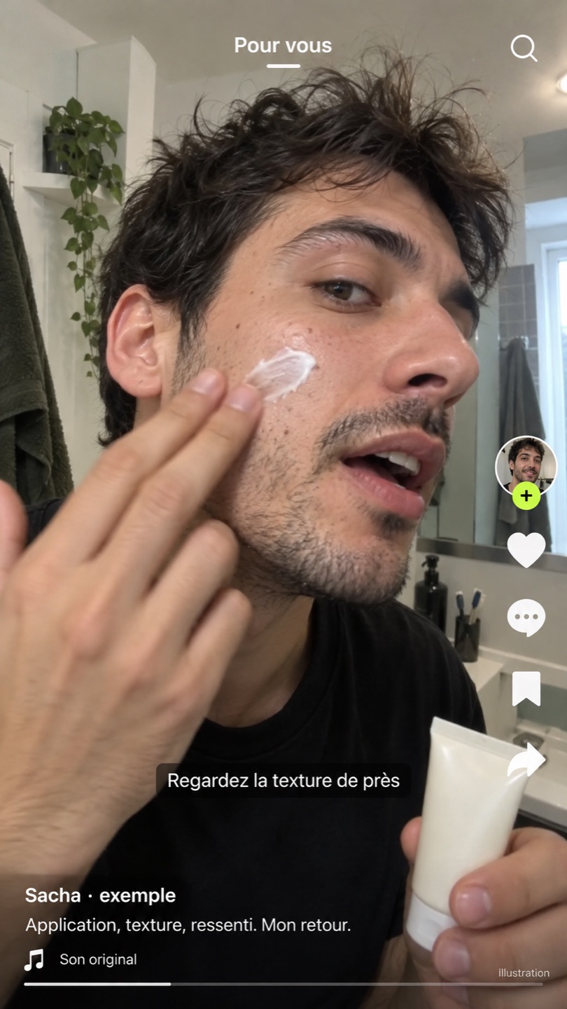 Sacha montre la texture d’un soin visage dans une capture sociale illustrative